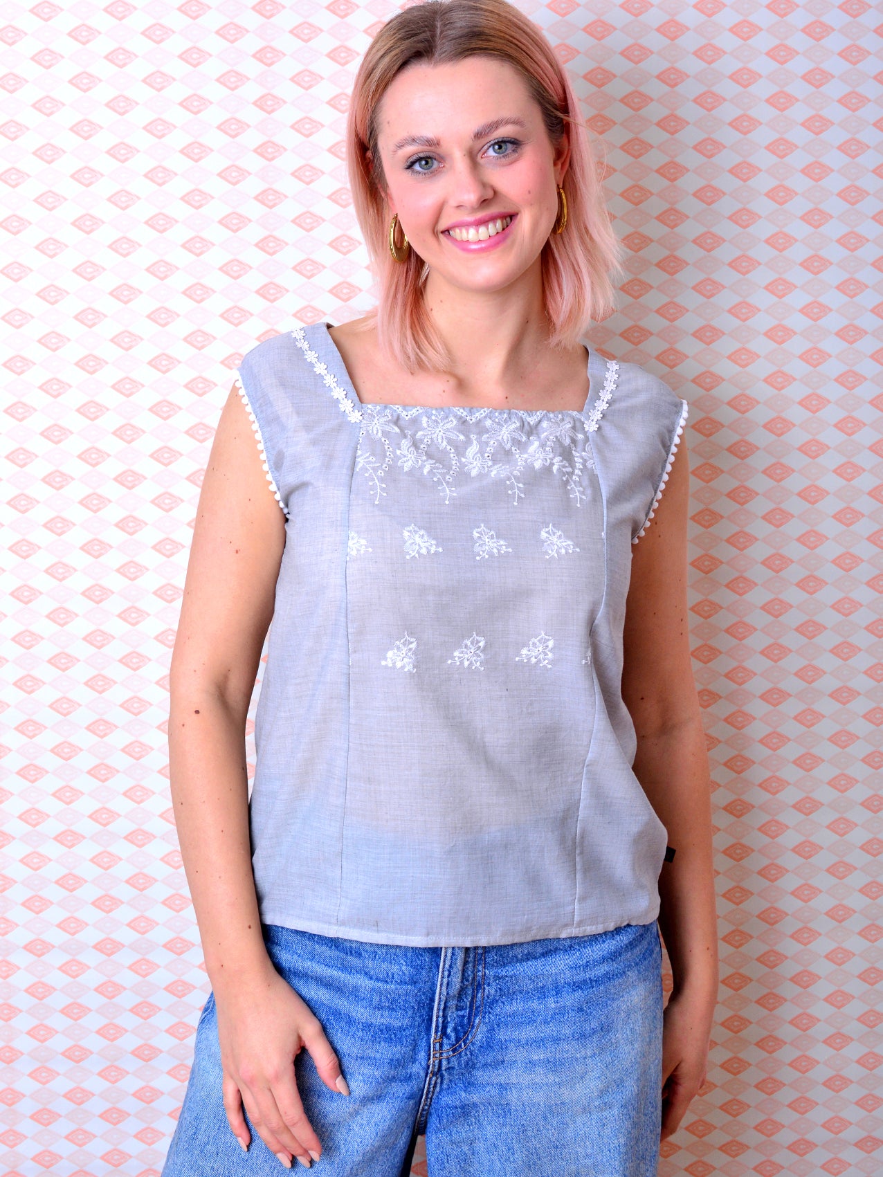Sommerbluse FLAVIA grau Blumen Stickerei von STADTKIND