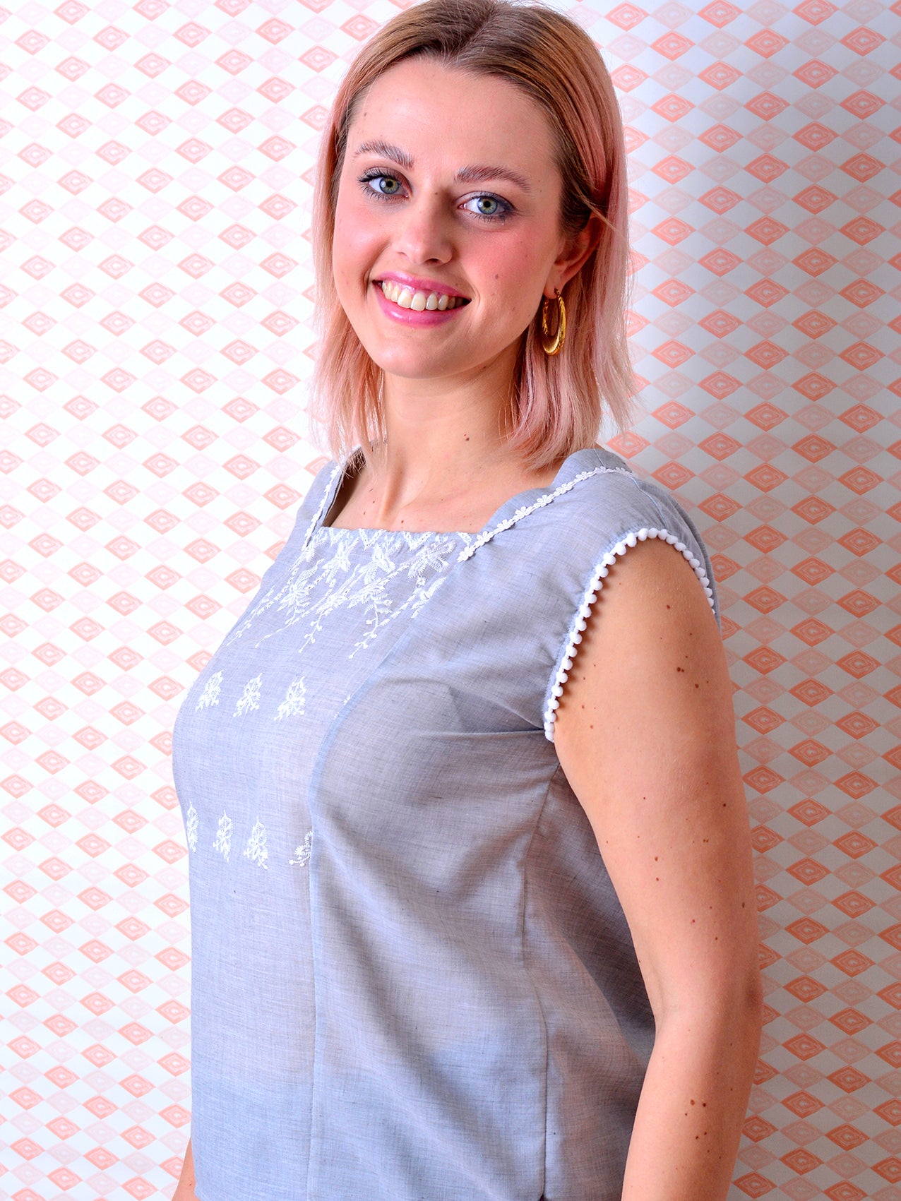 Sommerbluse FLAVIA grau Blumen Stickerei von STADTKIND