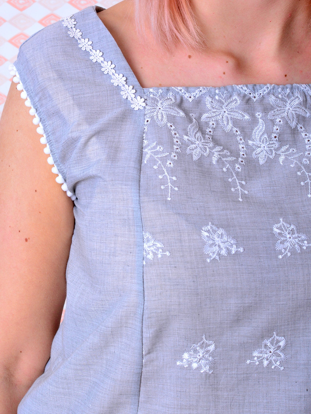 Sommerbluse FLAVIA grau Blumen Stickerei von STADTKIND