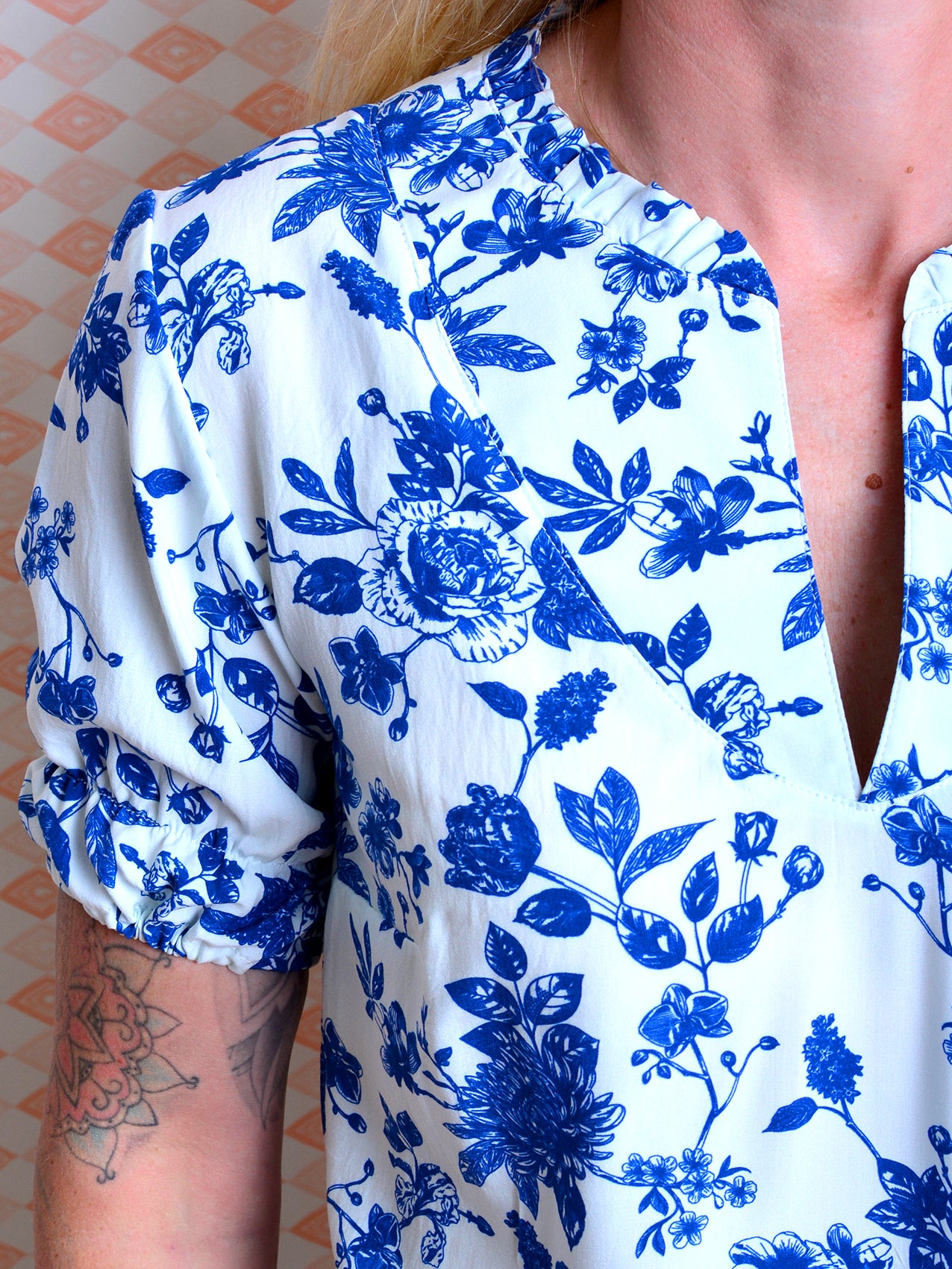florale Bluse KIRSTIN blau Blumen weiß von STADTKIND