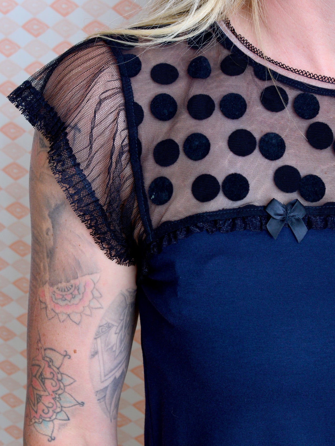 Jersey Shirt MICHAELA dunkelblau Spitze schwarz Punkte Polka Dots von STADTKIND