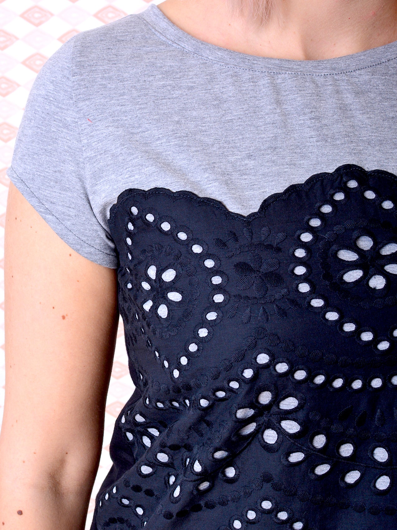 Jersey Shirt CHRISTINE grau meliert Stickerei schwarz von STADTKIND