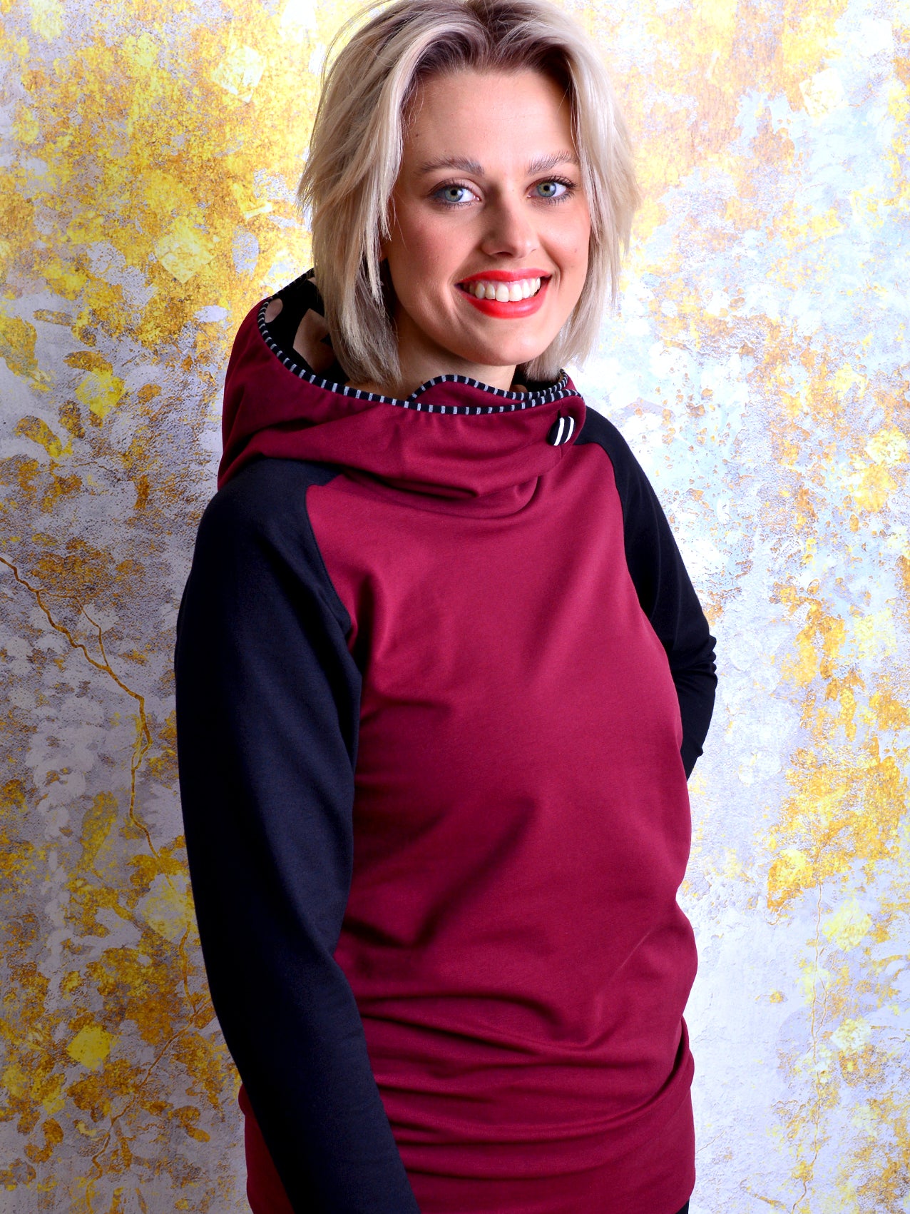 Kapuzenshirt SERENA rot Streifen schwarz Hoodie Knopf von STADTKIND