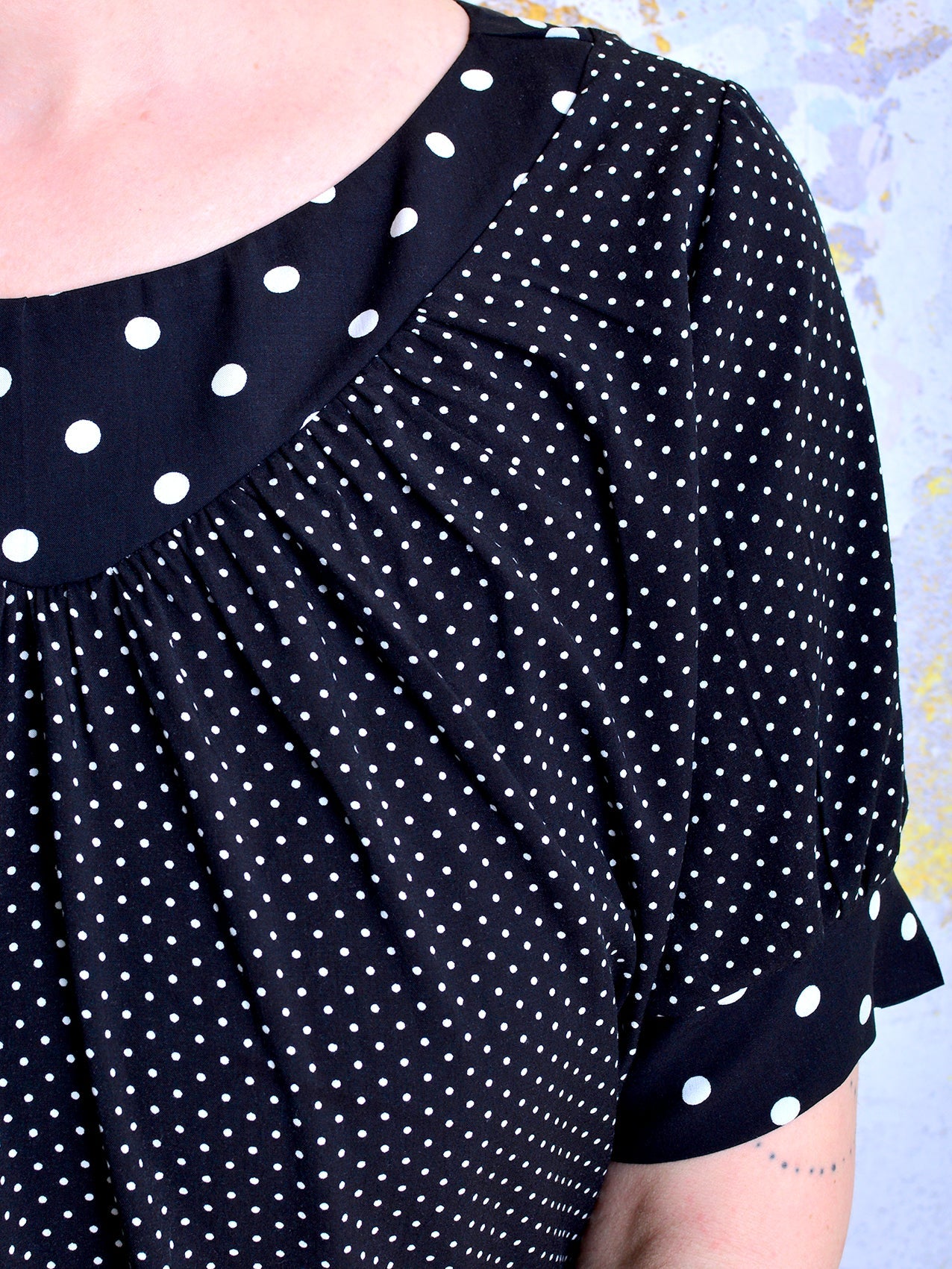 SALE > XXL (44) gepunktetes Kleid LYSAN schwarz Polka Dots weiss
