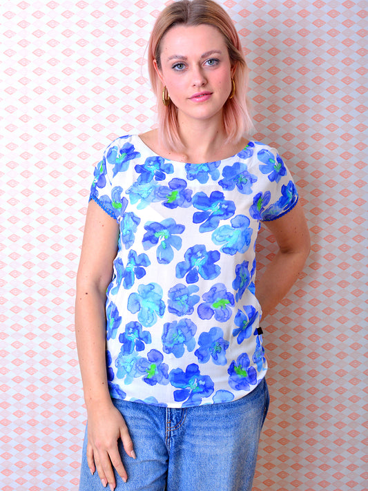 florale Bluse CAROLA blau Blumen weiss von STADTKIND