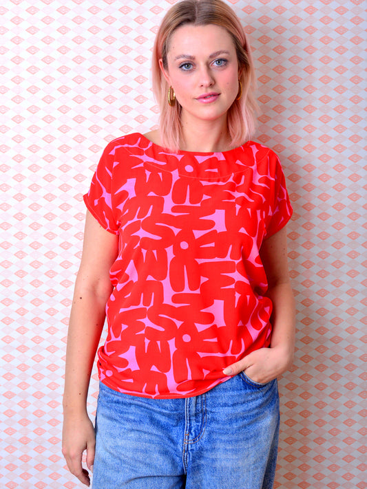 florale Bluse CAROLA rot Buchstaben von STADTKIND