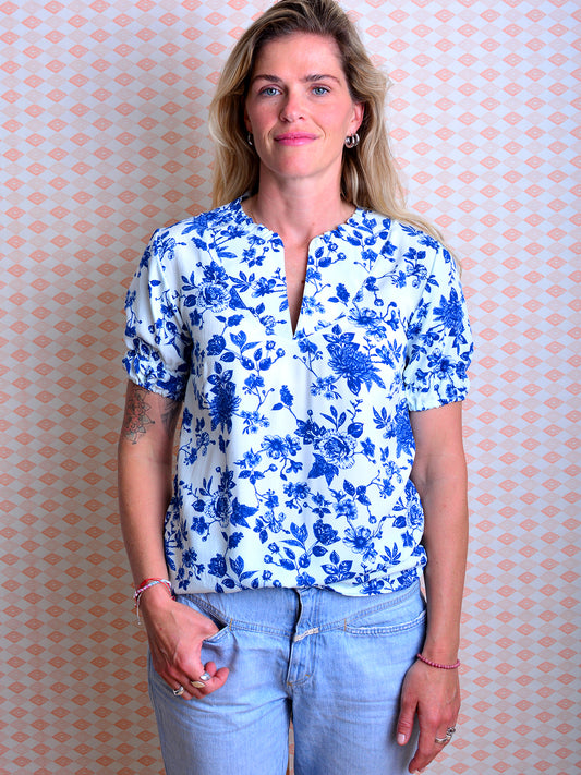 florale Bluse KIRSTIN blau Blumen weiß von STADTKIND