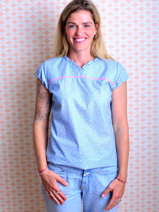 florale Sommerbluse VIKTORIA hellblau Blumen von STADTKIND