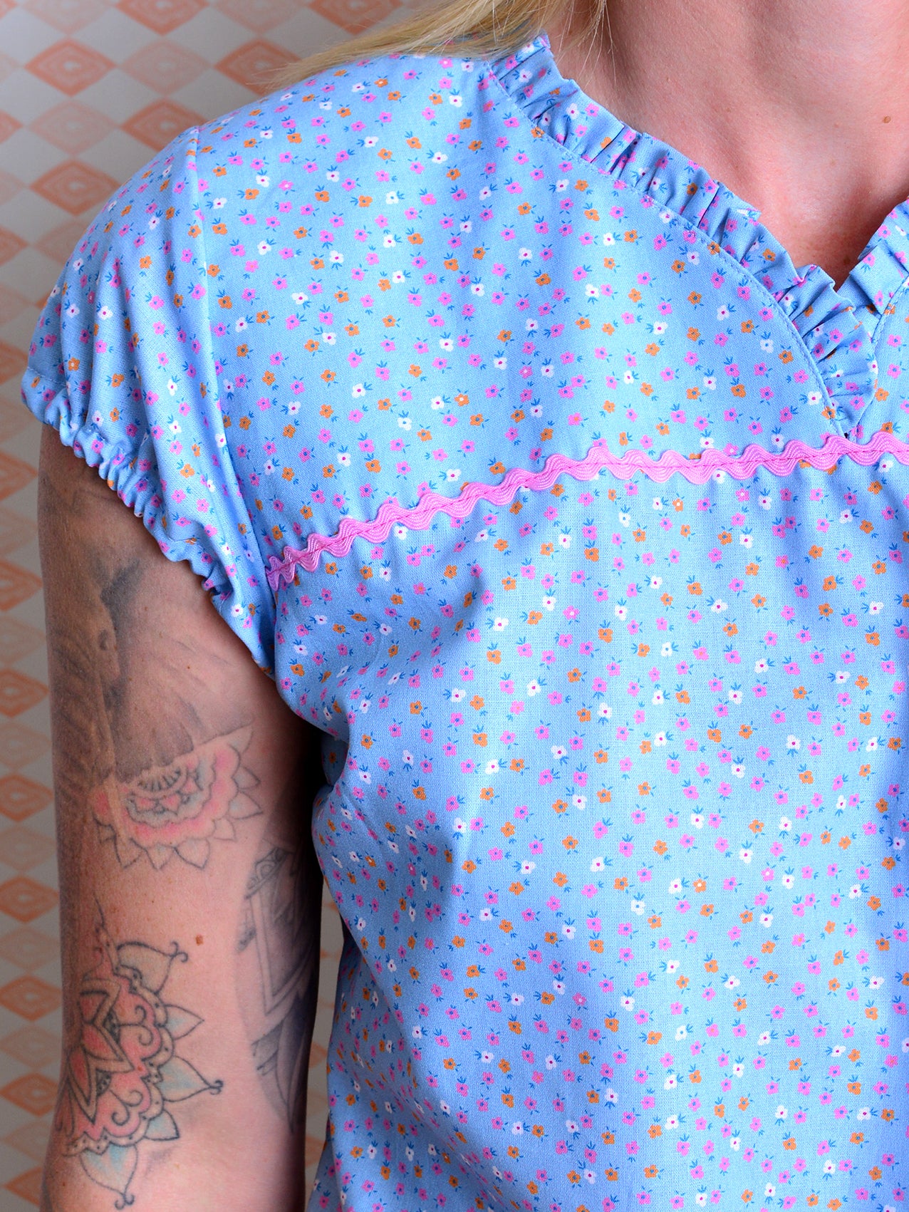 florale Sommerbluse VIKTORIA hellblau Blumen von STADTKIND